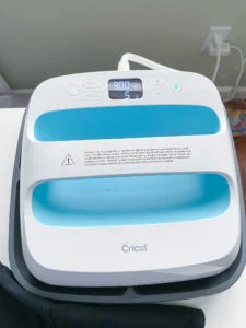 Cricut Easy Press set to 300 degrees and 5 seconds